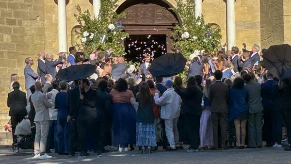 Sortie de l'église à Pertuis : les mariés sous une pluie de confettis, entourés d'invités et de fleurs.