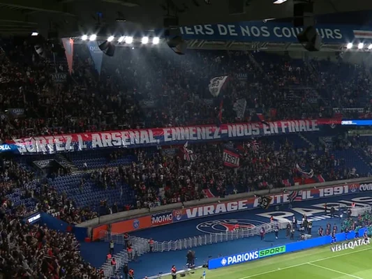 Immense tifo des supporters d'Arsenal au Parc des Princes avant la demi-finale retour.