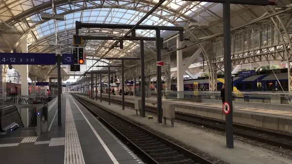 Intérieur de la gare centrale de Salzbourg sous sa verrière moderne.