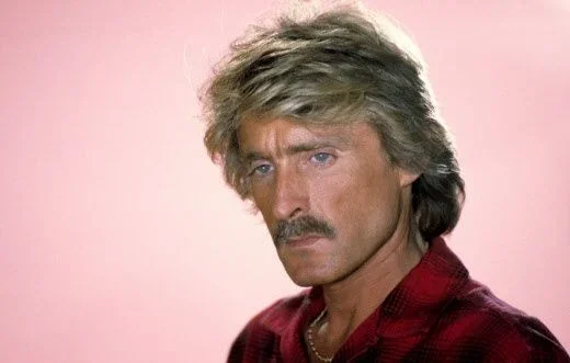 Portrait studio de Christophe, icône de la chanson française.
