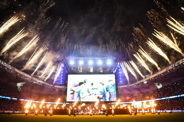 Célébration au Parc des Princes avec feu d'artifice et écran géant.