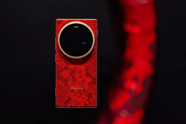 Le nouveau smartphone de Dreame arborant un design luxueux rouge avec un large module photo.