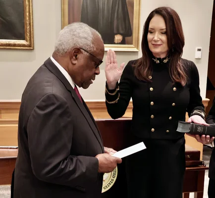 Brooke Rollins prête serment comme secrétaire à l'Agriculture devant le juge Clarence Thomas en 2025.