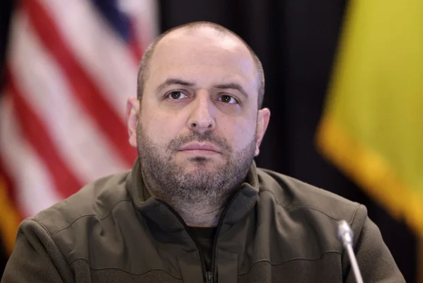 Rustem Umerov, négociateur ukrainien, entre deux drapeaux lors des pourparlers de paix à Miami.