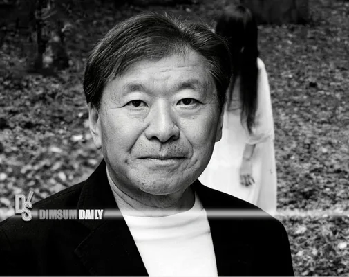 Koji Suzuki, auteur de la trilogie d'horreur Ring, dans un portrait en noir et blanc.