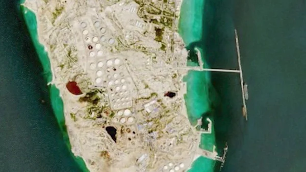 Installation pétrolière sur l'île de Kharg, avec jetée et réservoirs.