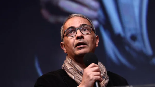 Kamel Daoud prenant la parole lors d'un événement.