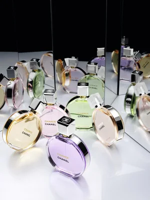 Flacons de parfum Chanel Chance présentés sur une surface réfléchissante.