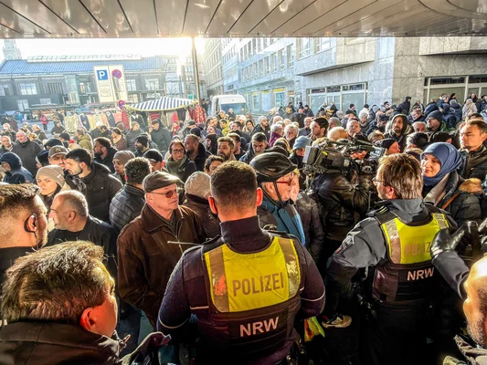 Foule et policiers lors d'un rassemblement public en Allemagne.