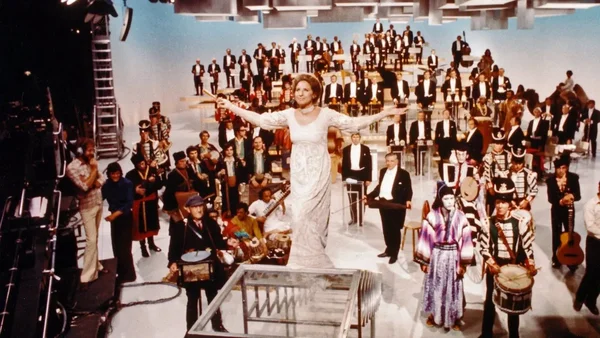 Barbra Streisand en robe blanche lors d'une performance orchestrale dans le cadre du film 'Barbra Streisand… and Other Musical Instruments'.