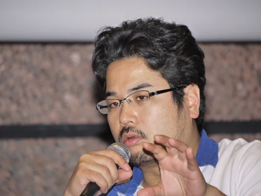Katsuhiro Harada prenant la parole lors d'un événement.