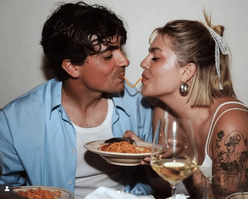 Louane et Florian Rossi partageant une pâte, moment intime et complice.