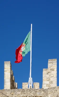 Le drapeau portugais flottant au château Saint-Georges à Lisbonne, symbole du refus d'extradition.