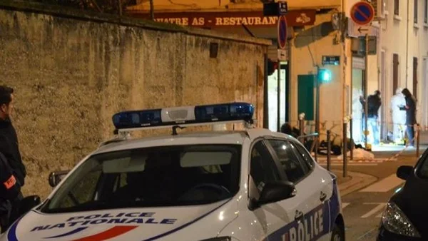 Scène de nuit à Villeurbanne après une fusillade, avec la police nationale et les techniciens d'investigation sur place.