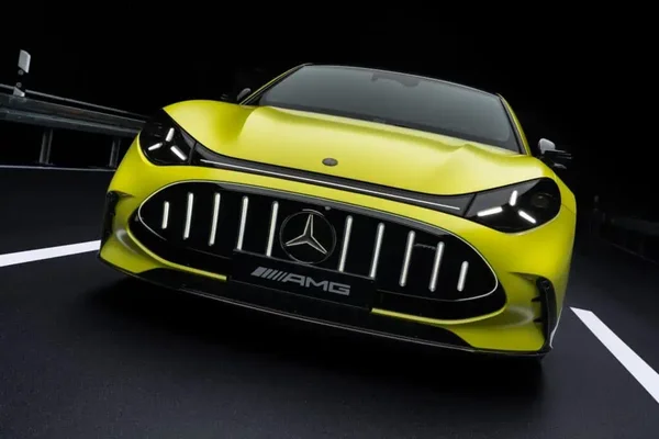 Mercedes-AMG GT jaune vue de face sur route de nuit.