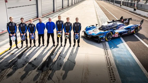 L'équipe et la nouvelle livrée de l'Alpine A424 pour la saison 2025.