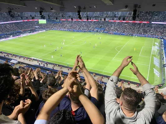 Ambiance dans les tribunes du Parc des Princes pendant un match.