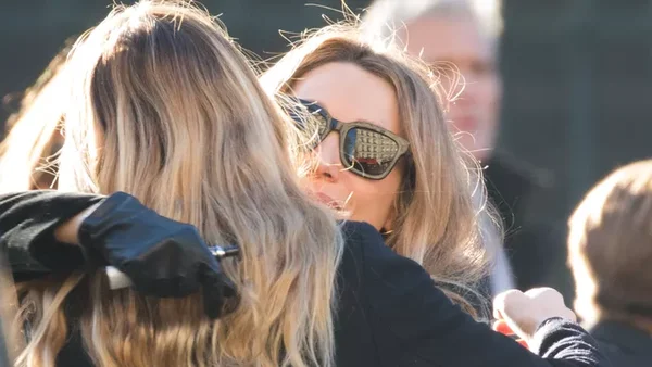Estelle Lefébure et Laeticia Hallyday enlacées, un moment de complicité.