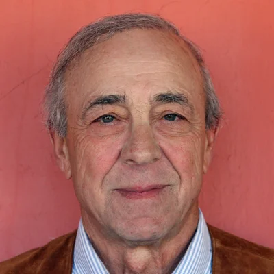 Philip Caputo, auteur de « Rumeur de guerre », photographié en plan serré.