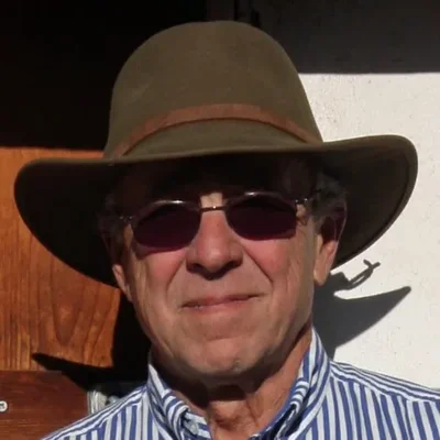 Philip Caputo coiffé d'un chapeau de style safari et de lunettes de soleil.
