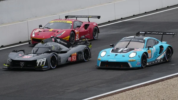 La Peugeot 9X8, la Porsche 911 RSR-19 et la Ferrari 488 GTE en compétition aux 6 Heures de Spa 2023.