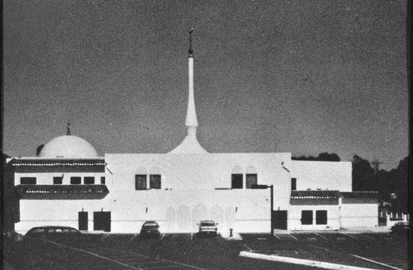 Le Centre islamique de San Diego, photographié en noir et blanc, avec son dôme et son minaret.