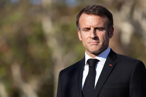 Emmanuel Macron en costume, portrait officiel.