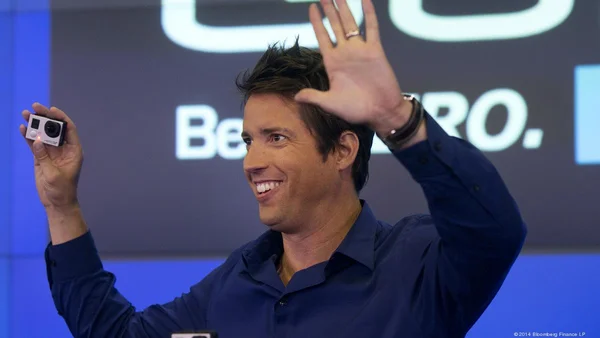 Nick Woodman, PDG de GoPro, brandissant une caméra lors d'un événement.