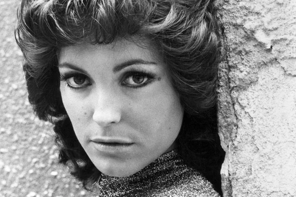 Chantal Nobel, star des années 80, dans un portrait en noir et blanc.