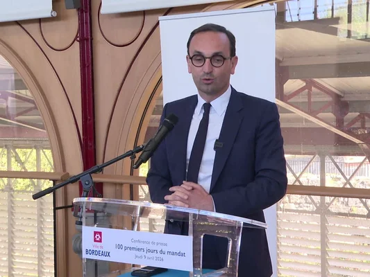 Thomas Cazenave, maire de Bordeaux, annonçant les séances de sport gratuites du dimanche lors d'une conférence de presse.