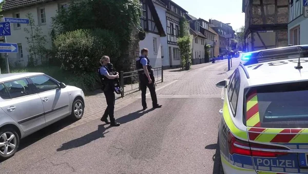 Présence policière dans une rue résidentielle lors de la prise d'otages.