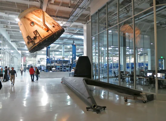 Installation SpaceX avec une capsule Dragon et une ailette de Falcon 9.