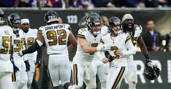 Joueurs des New Orleans Saints en pleine célébration après une action.