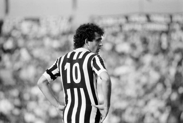 Michel Platini, légende du football français, photographié sous le numéro 10 lors d'un match.