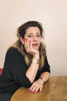 Giulia Foïs, auteure de « Les filles de la librairie », dans une pose réfléchie.