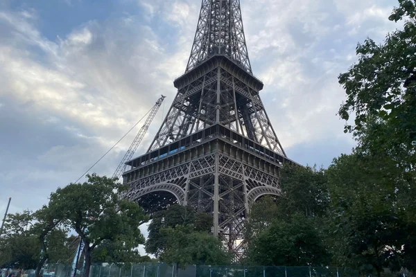 La tour Eiffel, à proximité du lieu où le corps a été découvert.