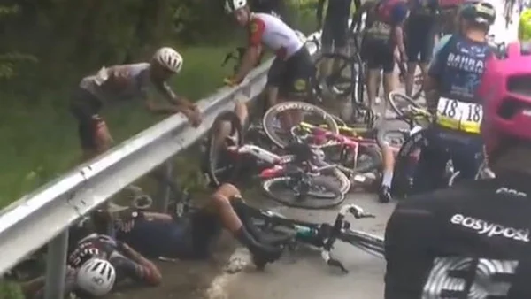 Amas de coureurs et de vélos après une chute impressionnante lors de la 2e étape du Tour d'Italie.