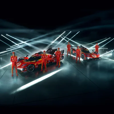 Présentation de la livrée 2026 de la Ferrari 499P avec l'équipe technique.