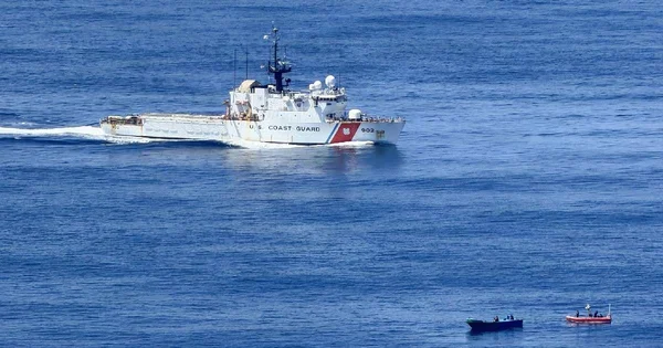 Un navire de la Garde côtière américaine participant au sauvetage après le crash d'un avion au large de la Floride.