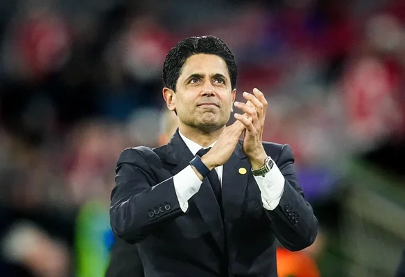 Nasser Al-Khelaïfi applaudissant lors d'un événement du PSG.