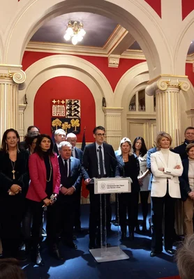 Jérémy Redler prononçant un discours lors d'une cérémonie à Paris.