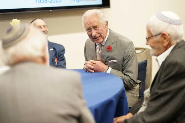 Le roi Charles III s’entretient avec des survivants de la Nuit de Cristal lors de sa visite à une synagogue à Londres.