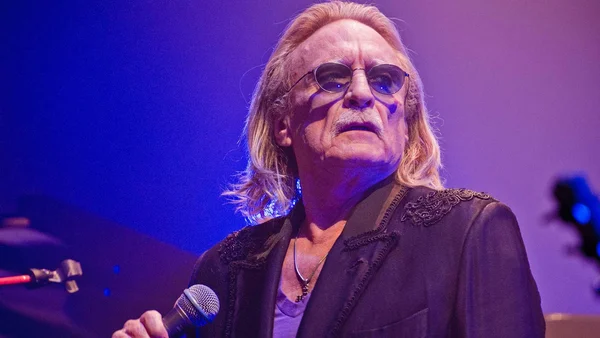 Christophe en concert, interprétant ses plus grands succès.