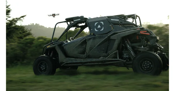 Démonstration du modèle robotique de défense de Scout AI en terrain ouvert.