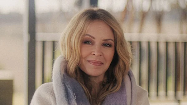 Kylie Minogue, portrait souriant.