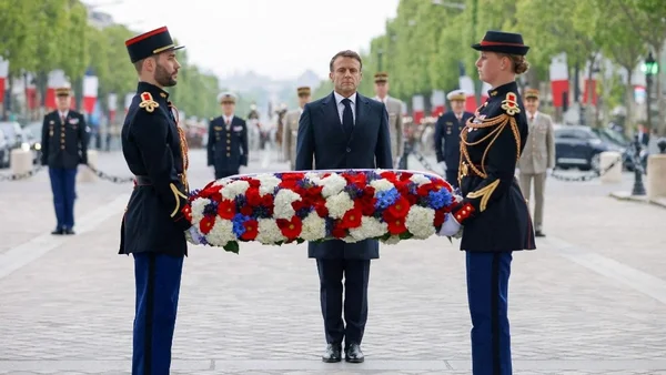 Dépôt de la couronne tricolore par les autorités lors de la cérémonie du 8 Mai.