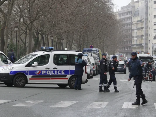 Opération de police dans une rue de Reims après un rassemblement illégal de tuning.
