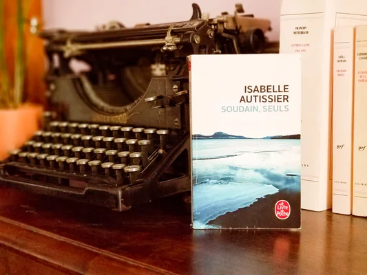 La machine à écrire et le roman Soudain, seuls d'Isabelle Autissier