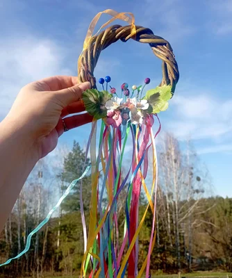 Couronne artisanale décorée pour les célébrations de Beltane.