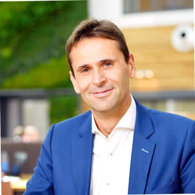 Christophe Fouquet, PDG d'ASML, s'adressant à un public.